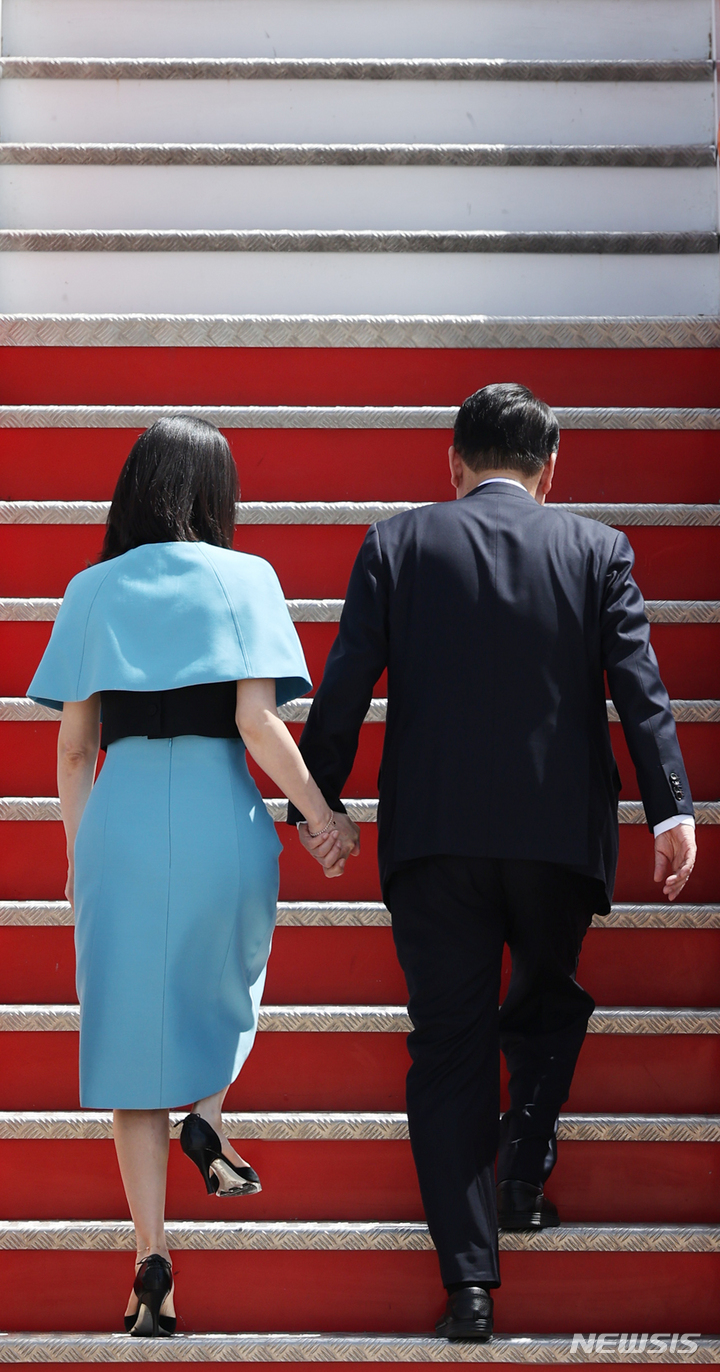 [마드리드=뉴시스] 전신 기자 = 첫 해외 순방 일정을 마친 윤석열 대통령과 부인 김건희 여사가 30일(현지시간) 마드리드 바라하스 국제공항에서 공군 1호기에 탑승하고 있다. (대통령실통신사진기자단) 2022.06.30. photo1006@newsis.com