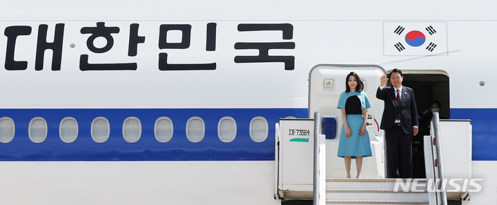 [마드리드=뉴시스] 전신 기자 = 첫 해외 순방 일정을 마친 윤석열 대통령과 부인 김건희 여사가 30일(현지시간) 마드리드 바라하스 국제공항에서 공군 1호기 탑승 전 손을 흔들어 인사하고 있다. (대통령실통신사진기자단) 2022.06.30. photo1006@newsis.com
