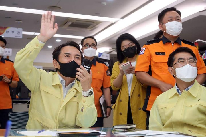 [춘천=뉴시스] 김경목 기자 = 김진태 강원도지사가 1일 오전 강원 춘천시 강원도소방본부 종합상황실에서 삼척 원덕과 원주 학성동 야간 근무자들과 화상 시스템을 통해 만나 격려하고 있다. (사진=강원도청 제공) 2022.07.01. photo@newsis.com *재판매 및 DB 금지