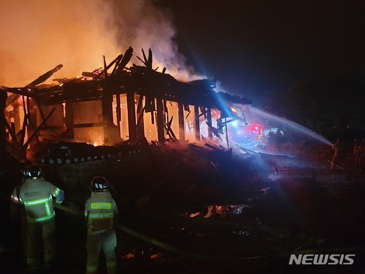 [영양=뉴시스]김정화 기자 = 경북 영양 두들마을에 위치한 이문열 문학관에서 원인을 알 수 없는 불이 나 7시간여 만에 완진됐다. (사진 = 경북소방본부 제공) 2022.07.01. photo@newsis.com