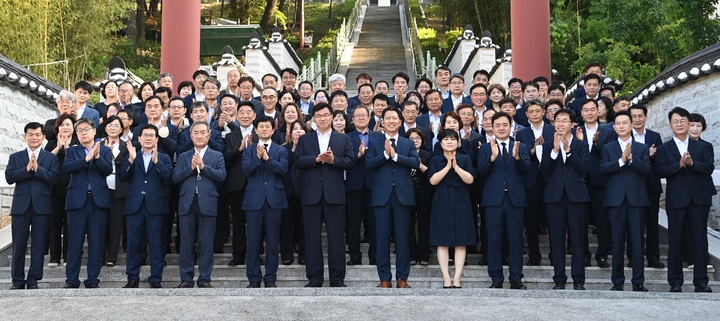 [구미=뉴시스] 박홍식 기자 = 김장호 경북 구미시장이 1일 오전 구미 선산읍 비봉산 충혼탑을 찾아 참배한 뒤 직원들과 기념사진을 찍고 있다. (사진=구미시 제공) 2022.07.01 photo@newsis.com *재판매 및 DB 금지