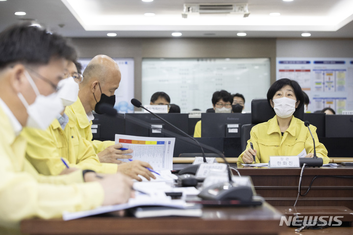 [서울=뉴시스]한화진 환경부장관이 1일 오전 서울 서초구 소재 한강홍수통제소에서 관계기관과 함께 접경지역 홍수대응상황을 점검하고 있다.(사진=환경부 제공)