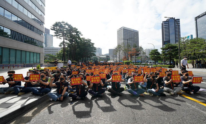 [서울=뉴시스]1일 전국사무금융서비스노조 신한생명보험지부는 서울 중구 신한금융지주 본사 앞에서 오전 8시30분부터 30분가량 '신한생명보험지부 전조합원 투쟁 결의대회'를 진행했다. 이날 집회에는 주최측 추산 300명이 참석했다.(사진=전국사무금융서비스노조 제공)2022.07.01 photo@newsis.com *재판매 및 DB 금지