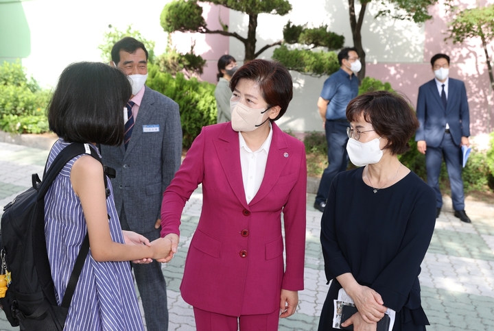 강은희 대구시교육감이 1일 학교 현장을 찾아 학생 안전과 건강을 챙기며 제11대 교육감으로 임기를 시작했다. *재판매 및 DB 금지