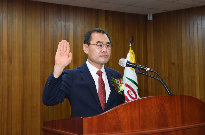 [창녕=뉴시스] 안지율 기자 = 김부영 경남 창녕군수가 1일 군청 대회의실에서 열린 민선 8기 제54대 취임식에서 선서하고 있다. (사진=창녕군 제공) 2022.07.01. photo@newsis.com *재판매 및 DB 금지