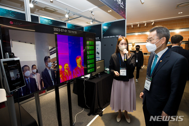 [서울=뉴시스]이종호 과학기술정보통신부 장관이 1일 오전 서울 성북구 한국과학기술연구원(KIST)에서 열린 ' 양자기술 산업화 성과발표 및 미래양자융합포럼 1주년 기념식' 에 참석해 박세리 LG유플러스 책임으로부터 '양자내성암호 서비스'에 대한 설명을 듣고 있다. (사진=과학기술정보통신부 제공)