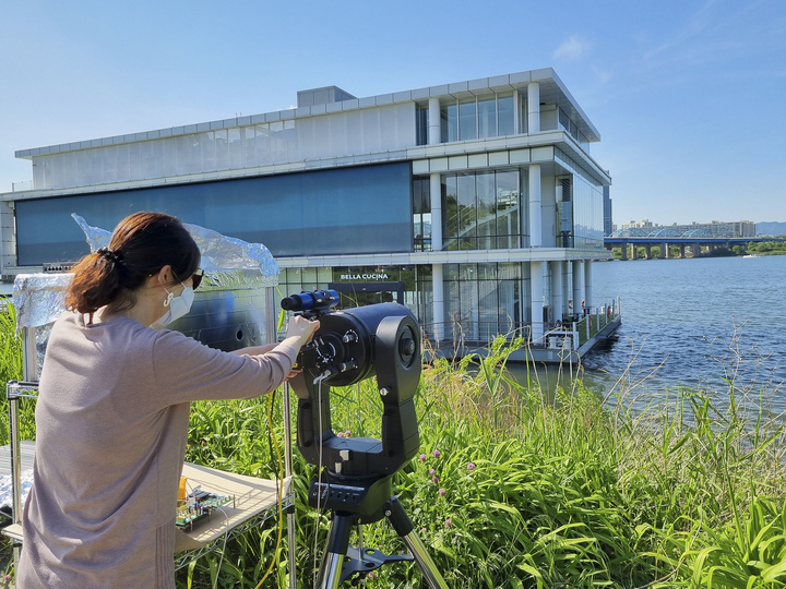 [서울=뉴시스] KT가 한강 동작대교 북단에서 남단까지 1km 구간에서 무선 양자암호를 전송했다. 이는 국내 최장거리다. (사진=KT 제공) 2022.5.17 *재판매 및 DB 금지 *재판매 및 DB 금지