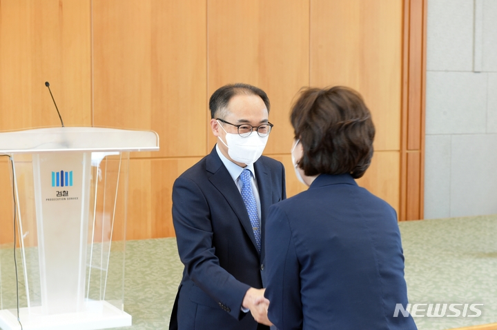 [서울=뉴시스]이원석 검찰총장 직무대리가 1일 오후 서울 서초구 대검찰청에서 열린 하반기 검사 전출인사 행사에 참석했다. 2022.07.01. (사진=대검찰청 제공)