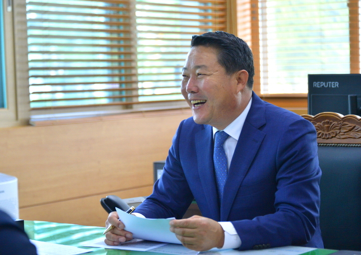 1일 순창군 민선 8기 군수로 취임한 최영일 군수가 취임 후 첫 결재로 '순창형 보편적복지정책 추진 기본계획'에 서명한 뒤 웃고 있다. *재판매 및 DB 금지