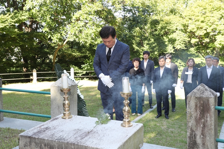 1일 민선 8기 정읍시장에 취임한 이학수 시장이 첫 일정으로 충혼탑을 찾아 참배하고 있다. *재판매 및 DB 금지