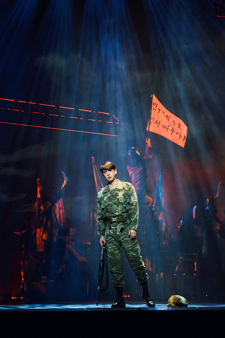 [서울=뉴시스]뮤지컬 '모래시계' 공연 사진. '우석' 역의 송원근. (사진=인사이트엔터테인먼트 제공) 2022.07.01. photo@newsis.com *재판매 및 DB 금지