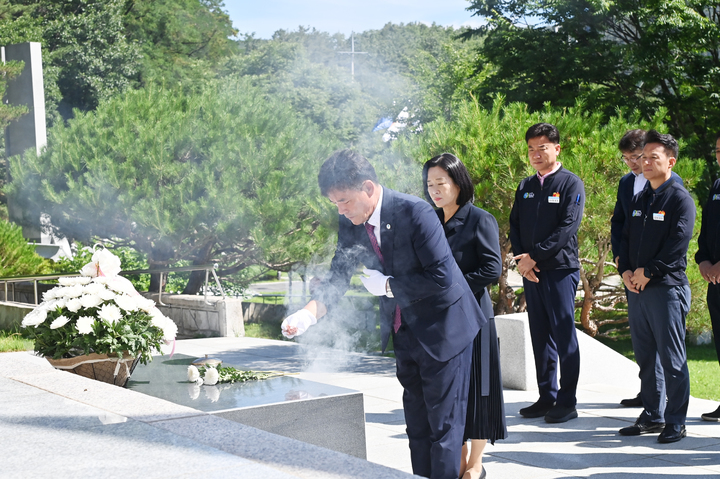 윤경희 청송군수가 취임식 전 충혼탑을 참배하고 있다. (사진=청송군 제공) *재판매 및 DB 금지