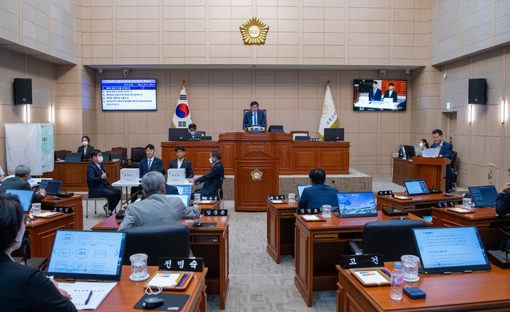 전남 고흥군의회가 1일 임시회를 열어 이재학 의장·김민열 부의장을 선출하고 원구성을 마무리했다. 군의회 제공 *재판매 및 DB 금지