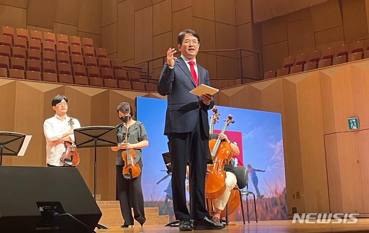 이동환 경기 고양특례시장이 1일 오후 고양시 고양아람누리에서 시민들과 만나 민선8기 시정 철학과 주요 과제를 설명하고 있다.(사진=고양시 제공)