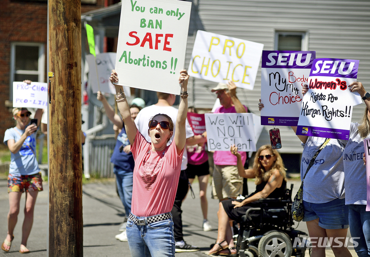[존스타운=AP/뉴시스] 2022년 6월 30일 미 펜실베이니아주 존스타운 거리에서 낙태 권리 지지자들이 미연방대법원의 낙태 권리 폐지 판결에 항의하는 시위를 하고 있다. 플로리다주, 루이지애나주와 유타주 등에서 연방대법원의 판결에 따라 주의 낙태 금지법이 자동 발효될 예정이었으나 주 법원이 이를 일시 중단하라고 명령하는 등 이후에도 찬반 논란이 이어지고 있다. 2024.05.08. 