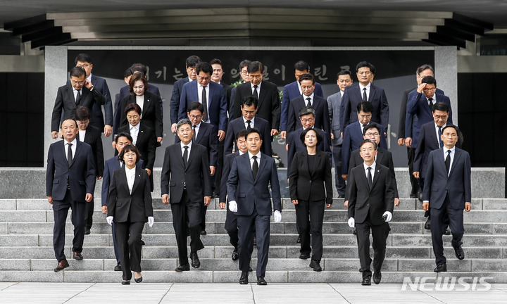 [서울=뉴시스] 오세훈 서울시장을 비롯한 구청장들이 지난 1일 오전 서울 동작구 국립서울현충원에서 참배를 마친 뒤 나서고 있다. 2022.07.03. (사진 = 뉴시스DB) photo@newsis.com