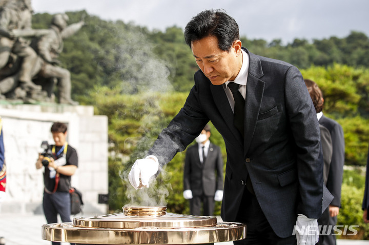 [서울=뉴시스] 정병혁 기자 = 오세훈 서울시장이 민선 8기 취임에 앞서 1일 오전 서울 동작구 국립서울현충원에서 분향하고 있다. 2022.07.01. jhope@newsis.com