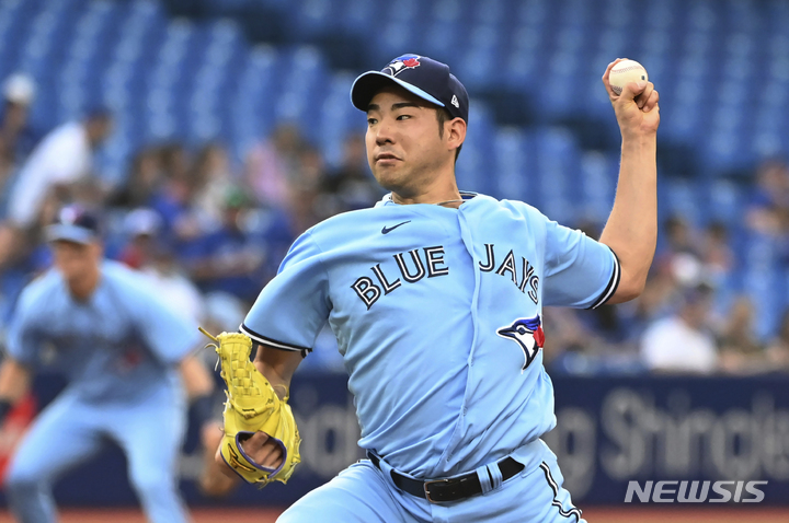 [토론토=AP/뉴시스] 토론토 블루제이스 선발투수 기쿠치 유세이가 1일(한국시간) 캐나다 토론토 로저스 센터에서 열린 탬파베이 레이스와 2022 MLB 홈경기에서 1회초 공을 던지고 있다. 2022.07.01.