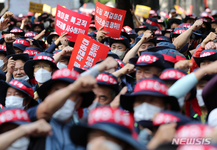 [서울=뉴시스] 백동현 기자 = 한국노동조합총연맹 레미콘노조 조합원들이 1일 오전 서울 종로구 세종대로 인근에서 운반비 인상 촉구 및 생존권 사수 결의대회를 열고 있다. 2022.07.01. livertrent@newsis.com