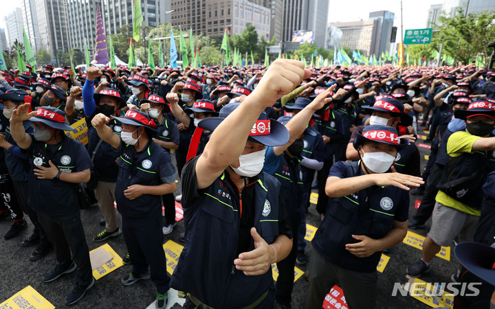 [서울=뉴시스] 백동현 기자 = 한국노동조합총연맹 레미콘노조 조합원들이 1일 오전 서울 종로구 세종대로 인근에서 운반비 인상 촉구 및 생존권 사수 결의대회를 열고 있다. 2022.07.01. livertrent@newsis.com