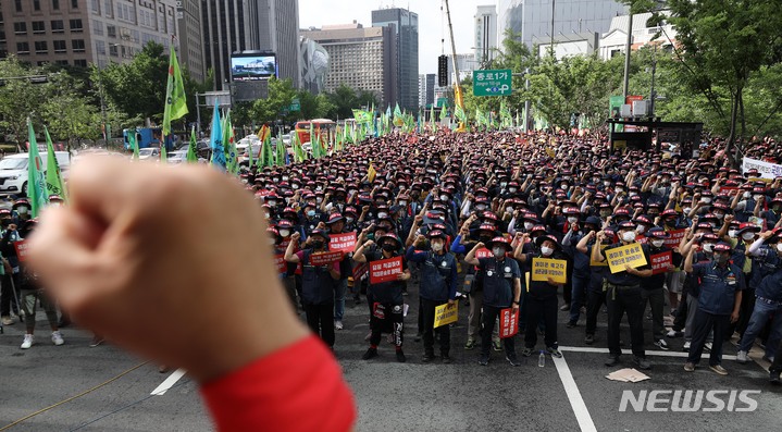 [서울=뉴시스] 백동현 기자 = 한국노동조합총연맹 레미콘노조 조합원들이 1일 오전 서울 종로구 세종대로 인근에서 운반비 인상 촉구 및 생존권 사수 결의대회를 열고 있다. 2022.07.01. livertrent@newsis.com