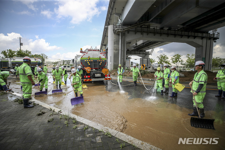 [서울=뉴시스] 정병혁 기자 = 서울 서초구 잠수교에서 환경미화원들이 청소 작업을 하고 있다. 2022.07.01. jhope@newsis.com