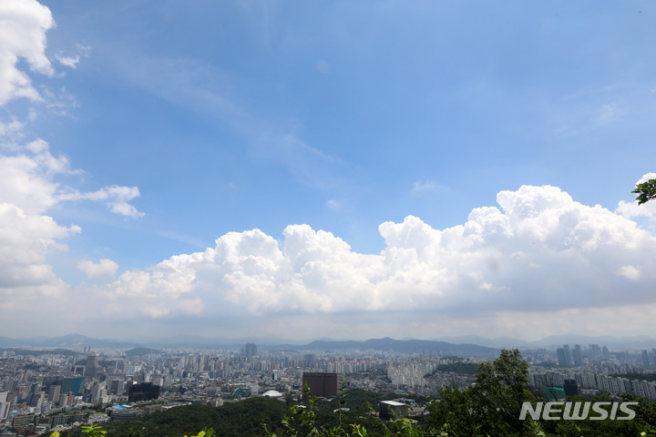 [서울=뉴시스] 배훈식 기자 = 전국에 많은 비를 내린 장마전선이 북상하며 맑은 날씨를 보인 1일 오전 서울도심 위로 파란 하늘이 펼쳐져 있다. 2022.07.01. dahora83@newsis.com