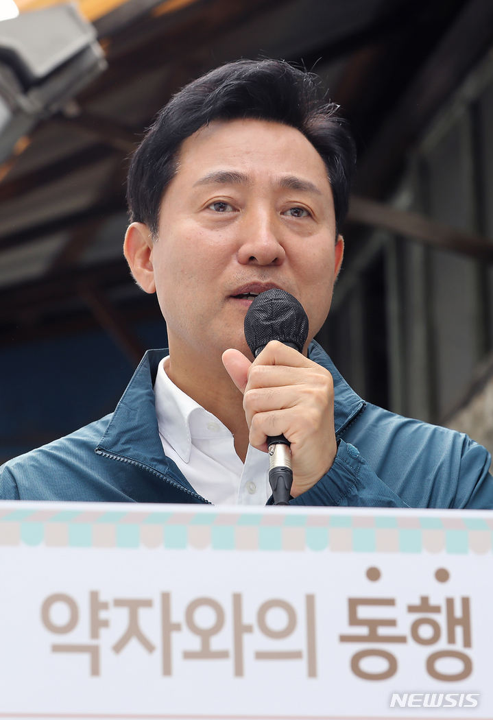 [서울=뉴시스] 김금보 기자 = 오세훈 서울시장이 지난 1일 오전 민선 8기 취임식 직후 첫 일정으로 방문한 서울 종로구 창신동 쪽방촌에서 기자회견을 하고 있다. 오 시장은 이날 오전 8시 서울 동작구 국립서울현충원을 참배하면서 방명록에는 '약자와 동행하는 매력적인 서울 반드시 만들겠습니다'라고 적었다. 2022.07.07.kgb@newsis.com