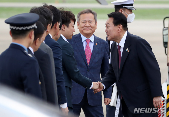 [성남=뉴시스] 전신 기자 = 3박 5일간의 스페인 마드리드 방문 일정을 마친 윤석열 대통령이 1일 경기도 성남 서울공항에 도착해 이준석 국민의힘 대표와 인사하고 있다. 2022.07.01. photo1006@newsis.com