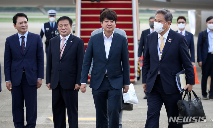 [성남=뉴시스] 전신 기자 = 이준석 국민의힘 대표가 1일 경기도 성남 서울공항에서 3박 5일간의 스페인 마드리드 방문 일정을 마친 윤석열 대통령 마중을 마친 후 이동하고 있다. 2022.07.01. photo1006@newsis.com