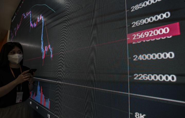 [서울=뉴시스] 김근수기자 = 비트코인이 1만9천 달러 선 아래로 떨어지는 등 가상화폐 가격이 등락을 거듭한 1일 오후 서울 서초구 빗썸 고객센터 전광판에 암호화폐 시세가 나타나고 있다. 2022.07.01. ks@newsis.com