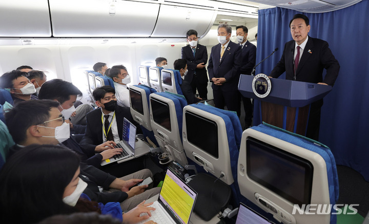 [마드리드=뉴시스] 전신 기자 = 첫 해외 순방을 마친 윤석열 대통령이 30일(현지시간) 공군1호기에서 기내 기자간담회를 하고 있다. 2022.07.01. photo1006@newsis.com
