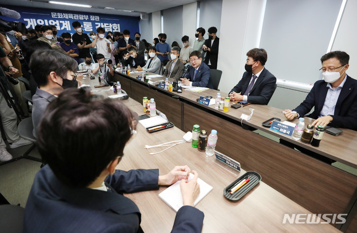 [서울=뉴시스] 김진아 기자 = 박보균 문화체육관광부 장관이 지난해 7월1일 서울 강남구 한국게임산업협회에서 열린 게임업계와의 간담회에서 발언하고 있다. 2022.07.01. bluesoda@newsis.com