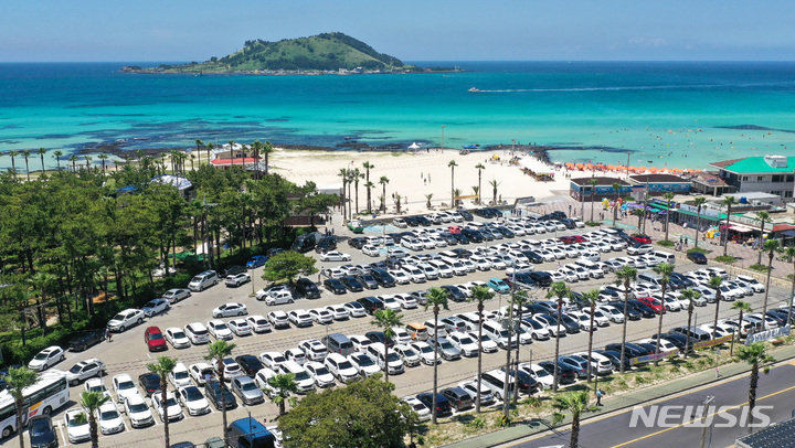 [제주=뉴시스] 우장호 기자 = 제주 도내 12개 지정 해수욕장 개장 첫날인 1일 오후 제주시 한림읍 협재해수욕장 주차장이 피서객들이 타고 온 차량들로 가득차 있다. 기상청에 따르면 이날 제주시 낮 기온은 32도를 웃돌며 무더운 날씨를 나타냈다. 2022.07.01. woo1223@newsis.com