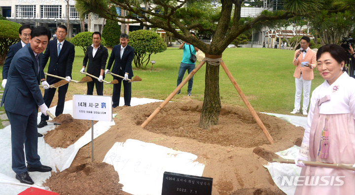 [전주=뉴시스] 김얼 기자 = 김관영 전북도지사를 비롯한 관계자들이 1일 전북 전주시 전북도청 공연장 열린 취임식 마치고 기념식수에 시삽을 하고 있다. 2022.07.01. pmkeul@newsis.com