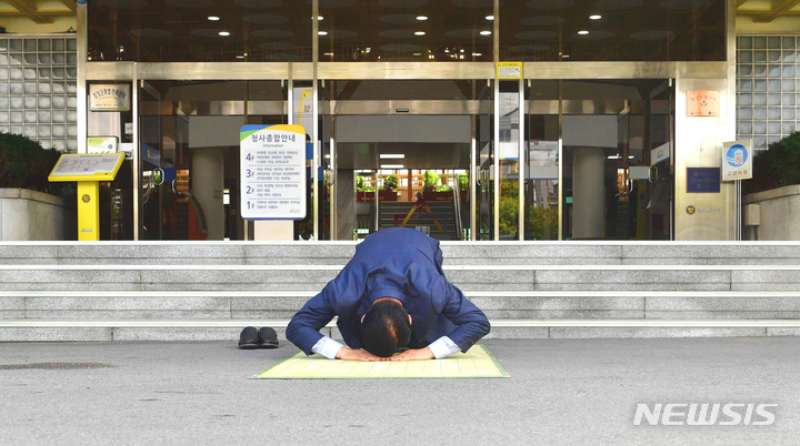 [장성=뉴시스] 이창우 기자= 1일 취임한 김한종 전남 장성군수가 청사 입구에서 군민을 주인으로 섬기겠다는 각오를 밝힌 후 큰 절을 올리고 있다. (사진=장성군 제공) 2022.07.01. photo@newsis.com