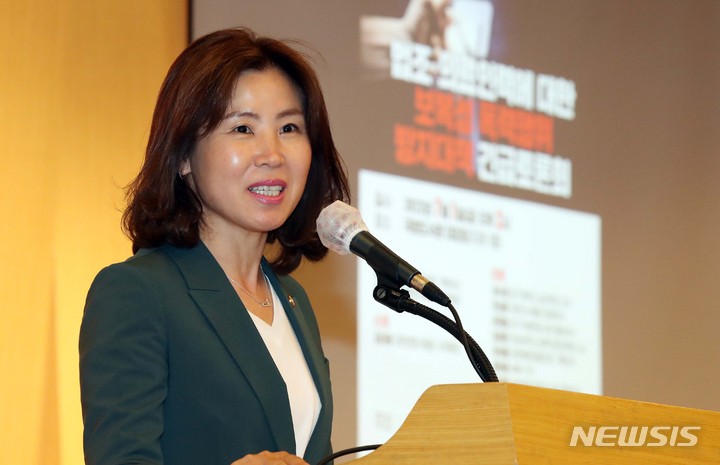 [서울=뉴시스] 고범준 기자 = 김미애 국민의힘 의원이 지난달 1일 서울 여의도 국회도서관 대강당에서 열린 법조-의료인력에 대한 보복성 폭력행위 방지대책 긴급토론회에서 개회사를 하고 있다. 2022.07.01. bjko@newsis.com