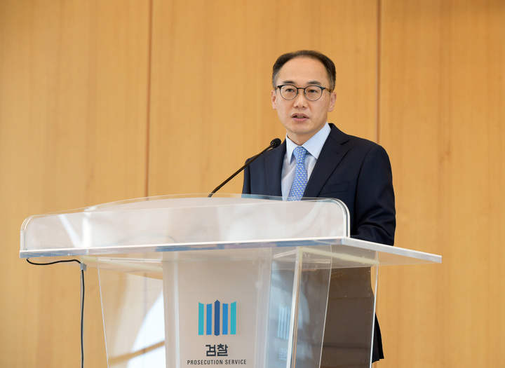 [서울=뉴시스] 김진아 기자 = 이원석 검찰총장 직무대리가 지난달 1일 서울 서초구 대검찰청에서 열린 하반기 차장·부장검사 인사이동에 따른 전출행사에서 발언하고 있다. (사진=대검찰청 제공) 2022.07.01. photo@newsis.com *재판매 및 DB 금지