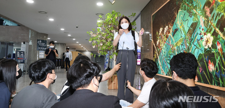 [서울=뉴시스] 고범준 기자 = 박지현 전 더불어민주당 비상대책위원장이 1일 서울 여의도 국회 의원회관에서 열린 그린벨트 결과 공유 파티 '용감한 여정'에 참석하기 전 취재진의 질문에 답변하고 있다. (공동취재사진) 2022.07.01. photo@newsis.com