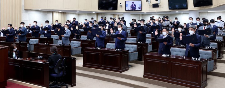 [인천=뉴시스] 이루비 기자 = 제9대 인천시의원들이 의회 개원식에서 선서문을 낭독하고 있다. (사진=인천시의회 제공) 2022.07.02. photo@newsis.com *재판매 및 DB 금지