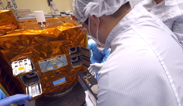 ▲한국과학기술원(카이스트) 학생이 지상에서 큐브위성 랑데브(RANDEV)를 성능검증위성에 탑재하는 모습 (사진=한국항공우주연구원 제공)