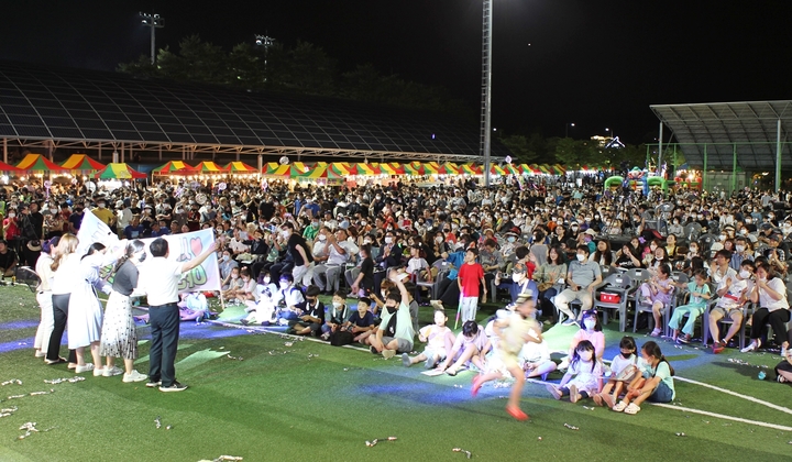 [진천=뉴시스] 덕산읍 승격 3주년과 인구 3만 돌파 기념 축하 음악회. (사진=진천군 제공) photo@newsis.com *재판매 및 DB 금지