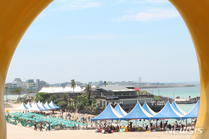 [제주=뉴시스] 양영전 기자 = 제주지역 해수욕장이 개장한 뒤 첫 주말을 맞은 2일 오후 제주 함덕해수욕장에서 피서객들이 물놀이를 즐기고 있다. 3년 만에 '노마스크'로 개장한 도내 12곳 해수욕장은 다음 달 31일까지 2개월간 오전 10시부터 오후 7시까지 운영된다. 2022.07.02. 0jeoni@newsis.com