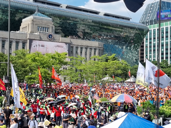 [서울=뉴시스] 전재훈 기자 = 2일 민주노총 공공운수노조·건설노조·학비노조 등 12개 노조는 낮 12시께부터 서울 도심 일대에서 전국노동자대회에 앞서 노조별 집회를 개최했다. 2022.07.02. kez@newsis.com *재판매 및 DB 금지