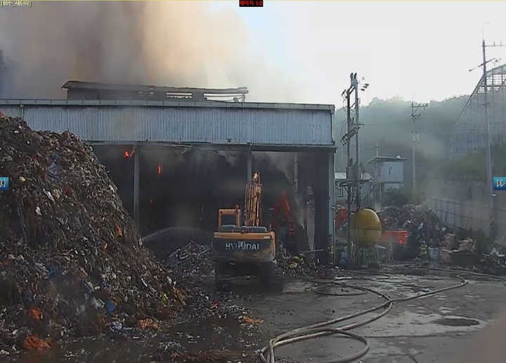성주 폐기물재활용센터 불 (사진=경북도소방본부 제공) *재판매 및 DB 금지