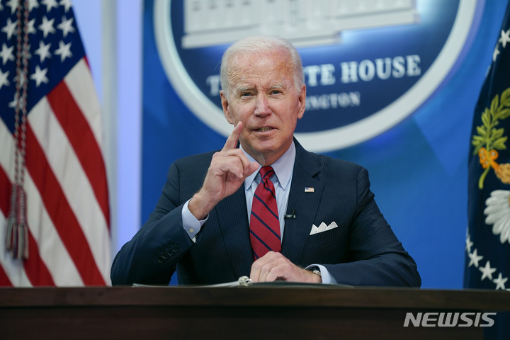 [워싱턴=AP/뉴시스] 조 바이든 미국 대통령이 1일(현지시간) 백악관 사우스코트 강당에서 민주당 소속 주지사들과 화상으로 만나고 있다. 바이든 대통령은 "극단적인 법원이 미국의 권리와 자율성을 후퇴시킨 것에 대중의 분노에 공감한다"라면서 연방대법원의 낙태권 폐기 판결에 적극 대응할 것을 예고했다. 2022.07.02.