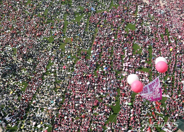 [서울=뉴시스] 조성봉 기자 = 2일 오후 서울 중구 서울광장 인근 세종대로에서 열린 민주노총 7.2 노동자대회에서 참가자들이 노동권 확대, 민영화 저지 등을 촉구하고 있다. 2022.07.02.&nbsp; suncho21@newsis.com