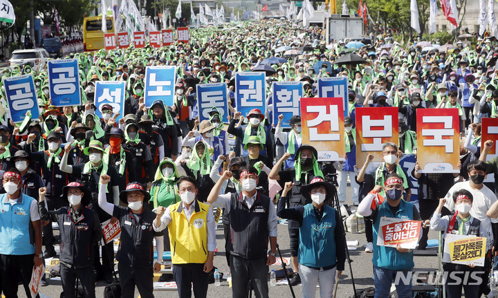 [서울=뉴시스] 최동준 기자 = 민주노총이 지난달 2일 서울 세종대로에서 노동자대회를 열고 노동권 확대, 민영화 저지 등을 촉구하고 있다. 2022.07.02. photocdj@newsis.com
