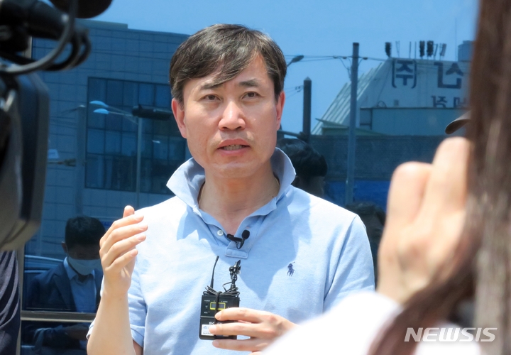 [인천=뉴시스] 김동영 기자 = 하태경 국민의힘 해양수산부 공무원 피격사건 진상조사 태스크포스(TF) 위원장이 지난 3일 오후 인천 중구 항동7가 인천항 연안여객터미널에서 고(故) 이대준씨와 관련 연평도 현장점검 결과를 설명하고 있다. 2022.07.03. dy0121@newsis.com 