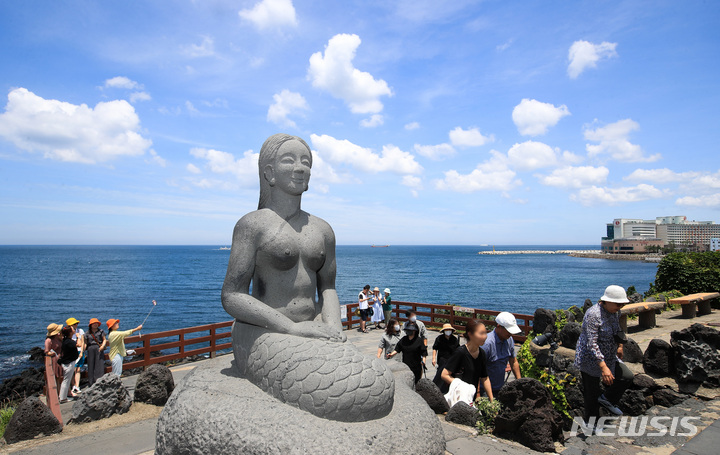 [제주=뉴시스] 우장호 기자 = 제4호 태풍 '에어리'(AERE)가 북상 중인 3일 오후 제주 시내 대표적인 관광지인 용두암 뒷편으로 맑은 하늘이 펼쳐져 있다. 기상청에 따르면 소형급 태풍 에어리는 오는 4일 진로를 변경해 일본 규슈를 향할 것으로 예측됐다. 2022.07.03. woo1223@newsis.com